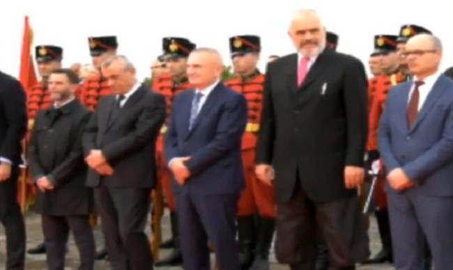 Rama humb kontrollin e duarve, pëson dridhje të frikshme gjatë ceremonisë