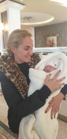 E qetë në krahët e nënës së saj, vogëlushja që lindi ditën e tërmetit të tmerrshëm