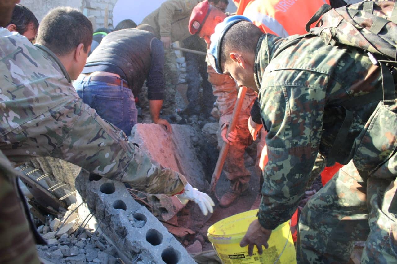 Shpëtuan prindërit, vajza 17 vjeçe ende nën rrënoja në Thumanë