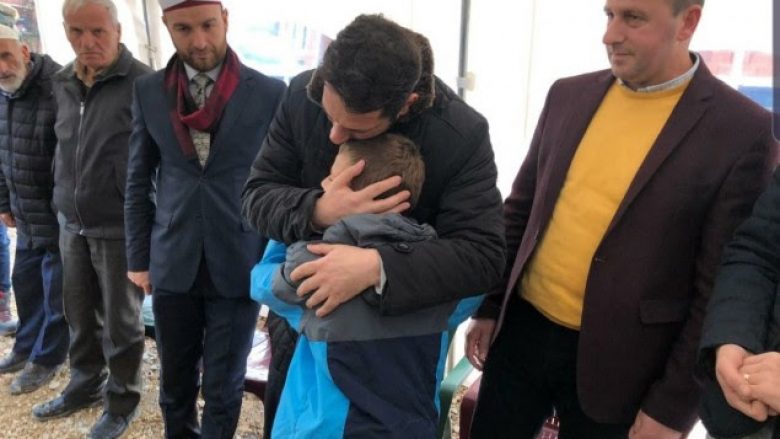 Familjes nga Kosova që pësoi në tërmet do t’i ndërtohet shtëpia dhe 1000 euro pension mujor