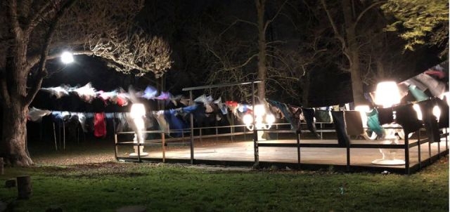 Vjenë, dhurohen fustane për t’u solidarizuar me gratë e dhunuara gjatë luftës në Kosovë