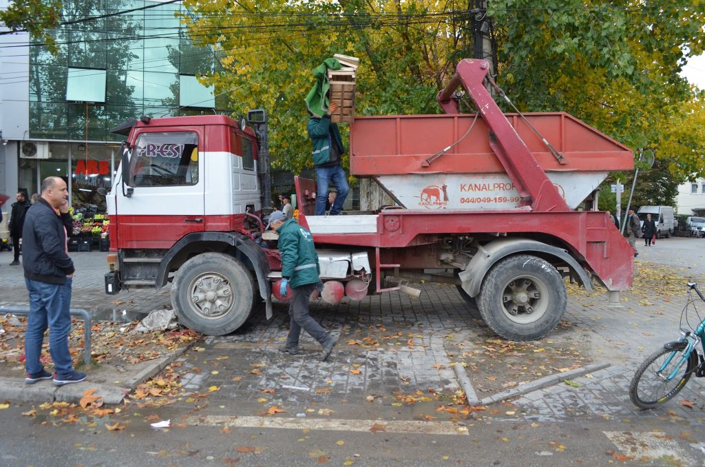 Inspektorët largojnë shitësit ambulantë, në Mitrovicë