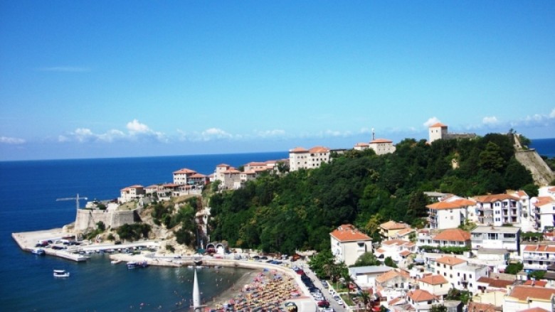 Mali i Zi liron masat në prag të sezonit turistik