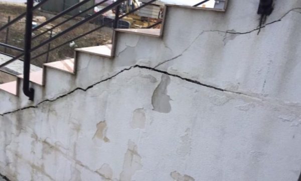 Tërmeti shkakton dëme edhe në Komoran