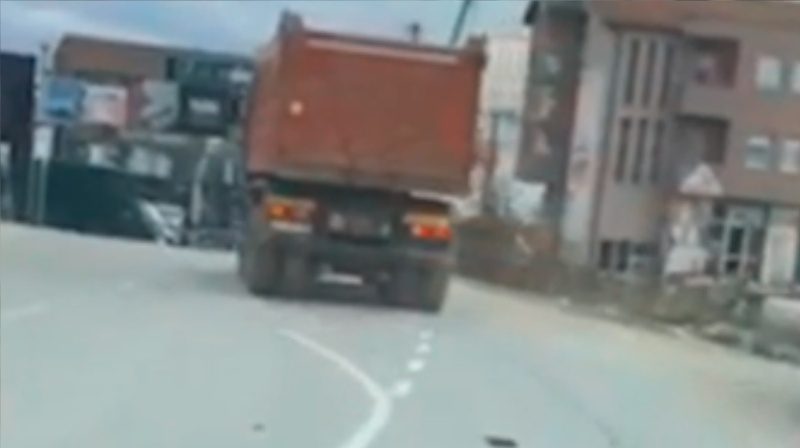 Ndotja që ka bërë ky shofer me kamion sot në Prishtinë, duhet të dënohet me 50 euro
