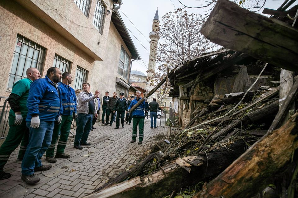 Rrënohet objekti i vjetër përballë muzeut në Prishtinë