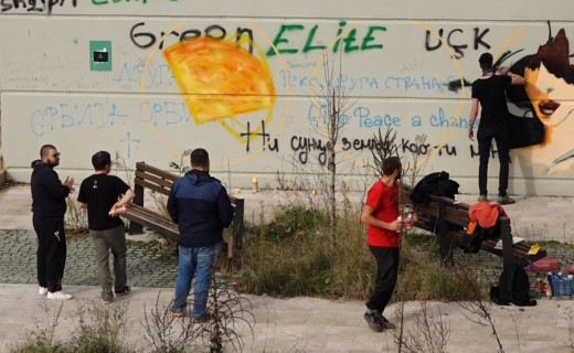 Shqiptarë e serbë punojnë murale bashkë në urën e Ibrit