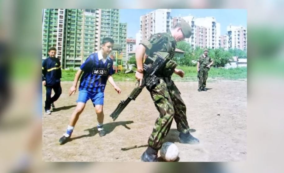 Djaloshi që pas luftës luajti futboll me ushtarët britanikë dekorohet nga Ushtria Amerikane