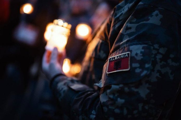 Në Letoni nderohen dëshmorët, major Klodian Tanushi dhe nëntetarja Zarife Hasanaj