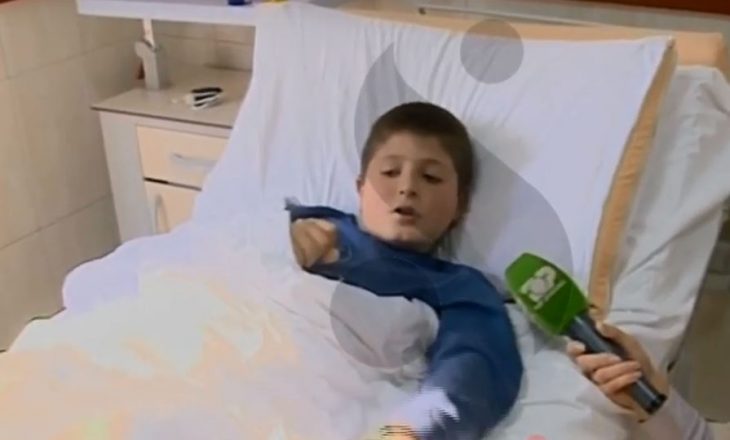 Rrëfen 12 vjeçari që i shpëtoi tërmeti, por që humbi motrën dhe babin nën rrënoja