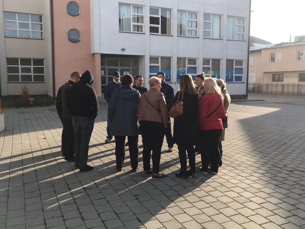 Prindërit mblidhen në shkollën “Emin Duraku” për të ndaluar hyrjen e arsimtares së historisë