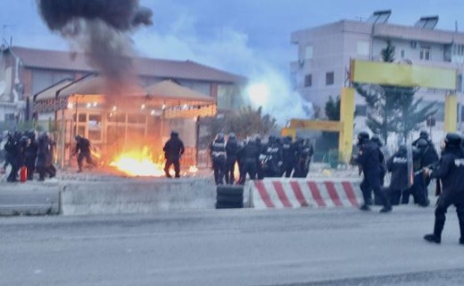 Përplasje mes banorëve dhe forcave të policisë në Tiranë