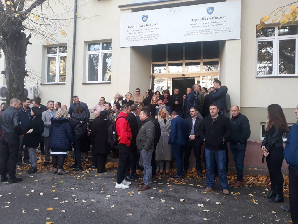 Punëtorët e MKRS-së në ditën e pestë të protestës: S`e lëshojmë objektin