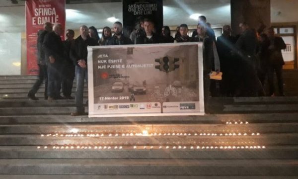 ​Ndizen 97 qirinj në përkujtim të viktimave të trafikut rrugor