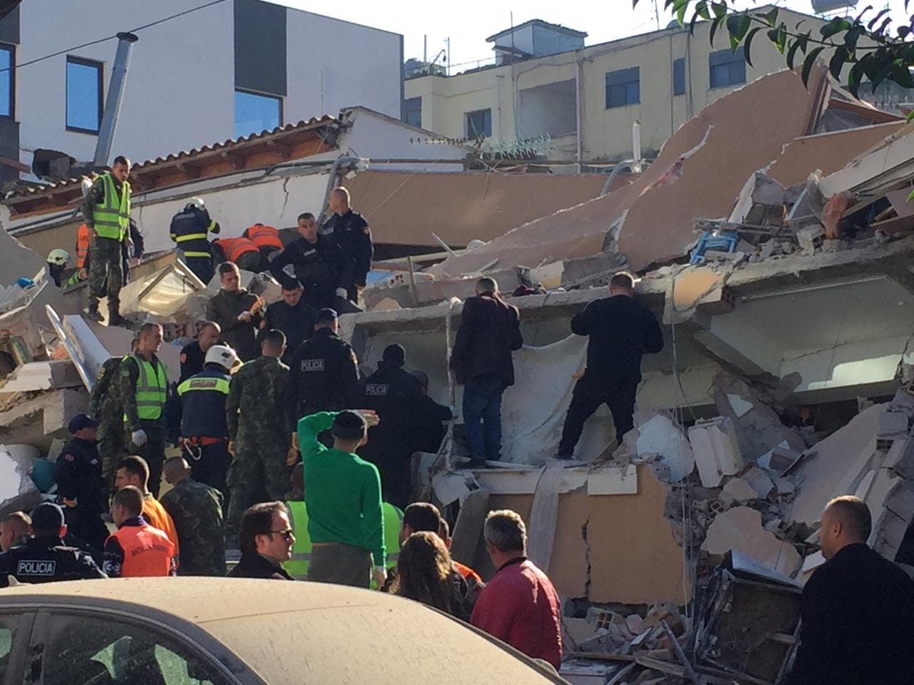 Tre anëtarë të një familje dalin të vdekur nga rrënojat, mes tyre një vajzë 6 vjeçe