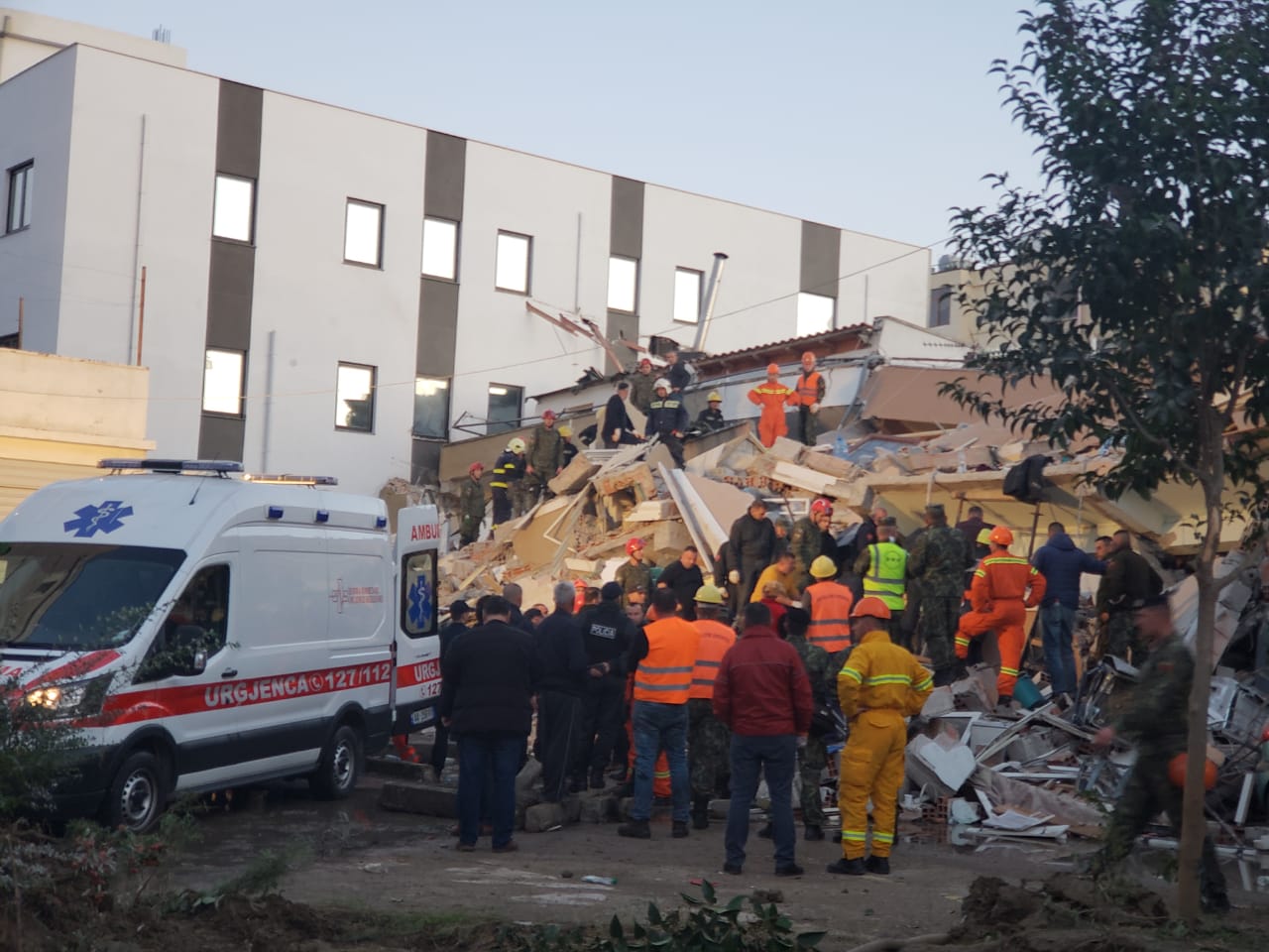 ​Tërmeti në Shqipëri: 18 viktima, mbi 600 të plagosur – vazhdojnë kërkimet për të zhdukurit