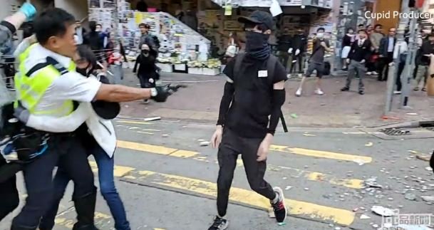 Pamje të rënda: ​Polici qëllon me armë protestuesin në Hong Kong