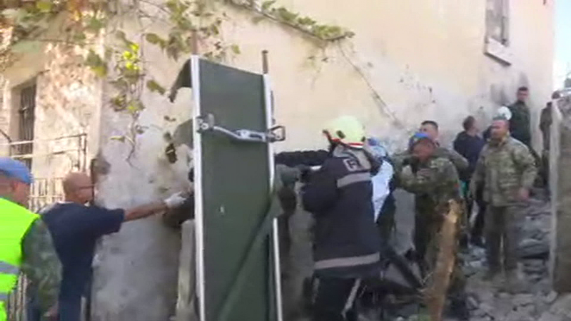 Pamje nga momenti kur nxirret i gjallë nga rrënojat një person në Thumanë