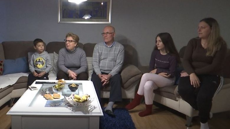 Familja Grapci nga Peja strehon familjen nga Durrësi që gjatë luftës u kishin lëshuar shtëpinë