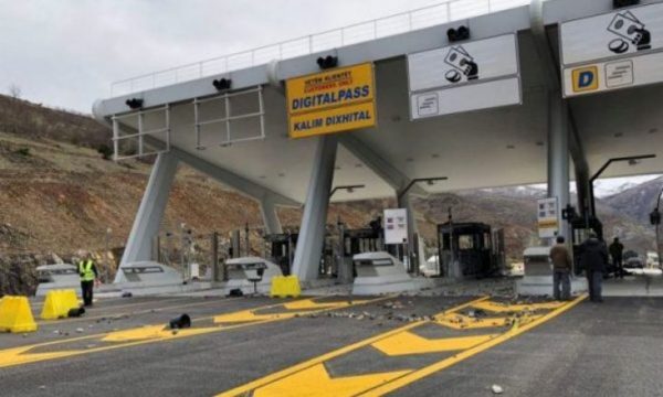 Hiqet përkohësisht taksa në Rrugën e Kombit