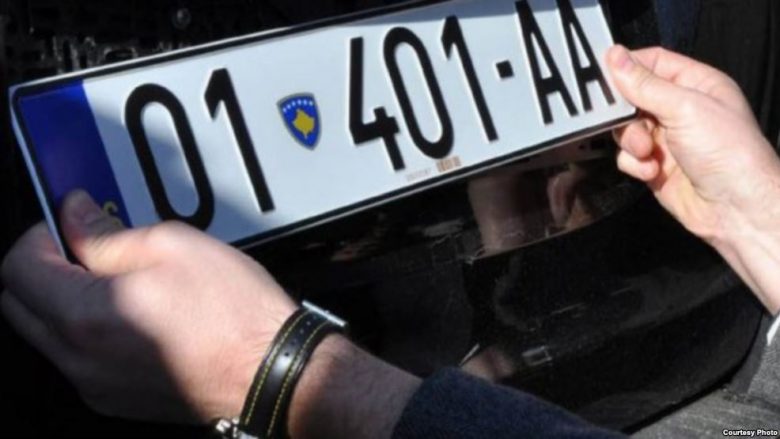 Qeveria e Serbisë shpërndan doracakun e mbulimit të simboleve të Kosovës për targat