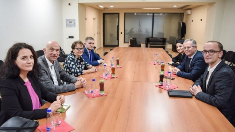 Doris Pack kërkon nga Vetëvendosje luftimin e korrupsionit