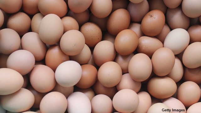 Një burrë në Indi vdiq duke tentuar t’i hajë 50 vezë
