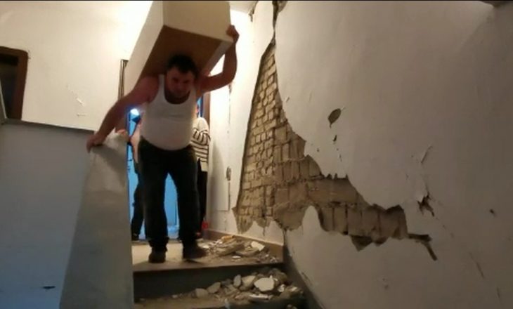 Mes rrënojave të tërmetit, burri nuk vrapon të shpëtoj veten por merr dollapin mbi shpinë