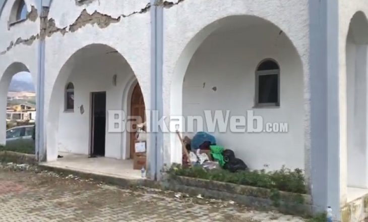 Tërmeti shkatërrues ndan në mes xhaminë në Thumanë