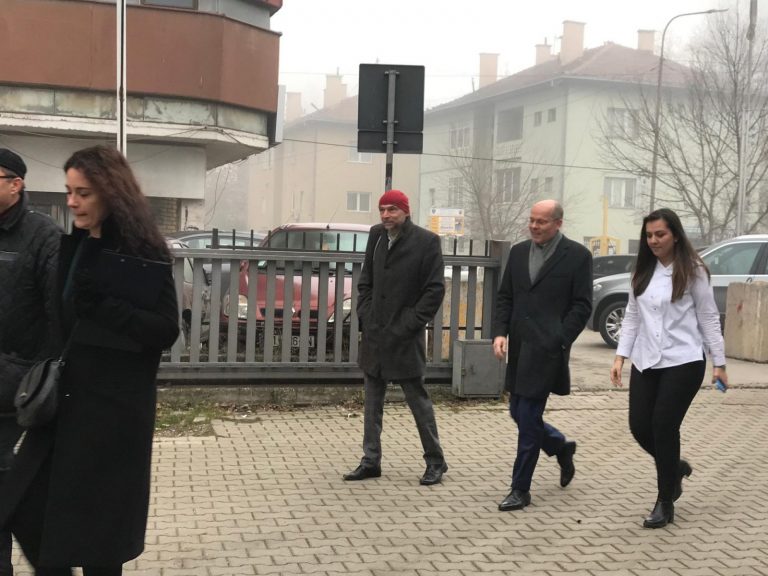 Gjermanët arrijnë në LDK, i pret Isa Mustafa