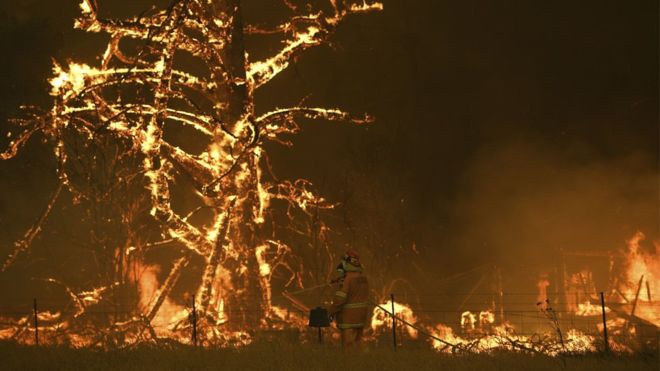 Zjarret në Australi, mijëra persona detyrohen të evakuohen