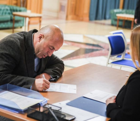 Haradinaj regjistrohet në Kuvend si deputet