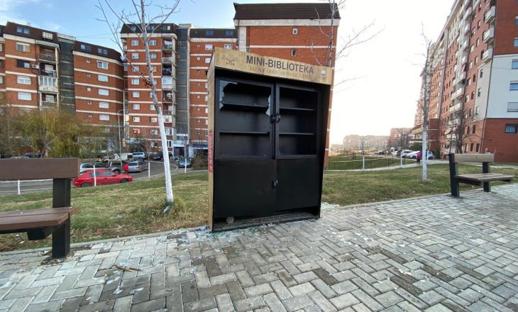 Dëmtohen përsëri mini-biblotekat në Prishtinë