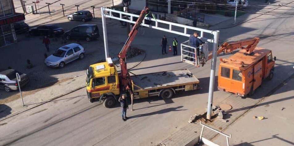 Podujeva për herë të parë bëhet me semaforë (FOTO)