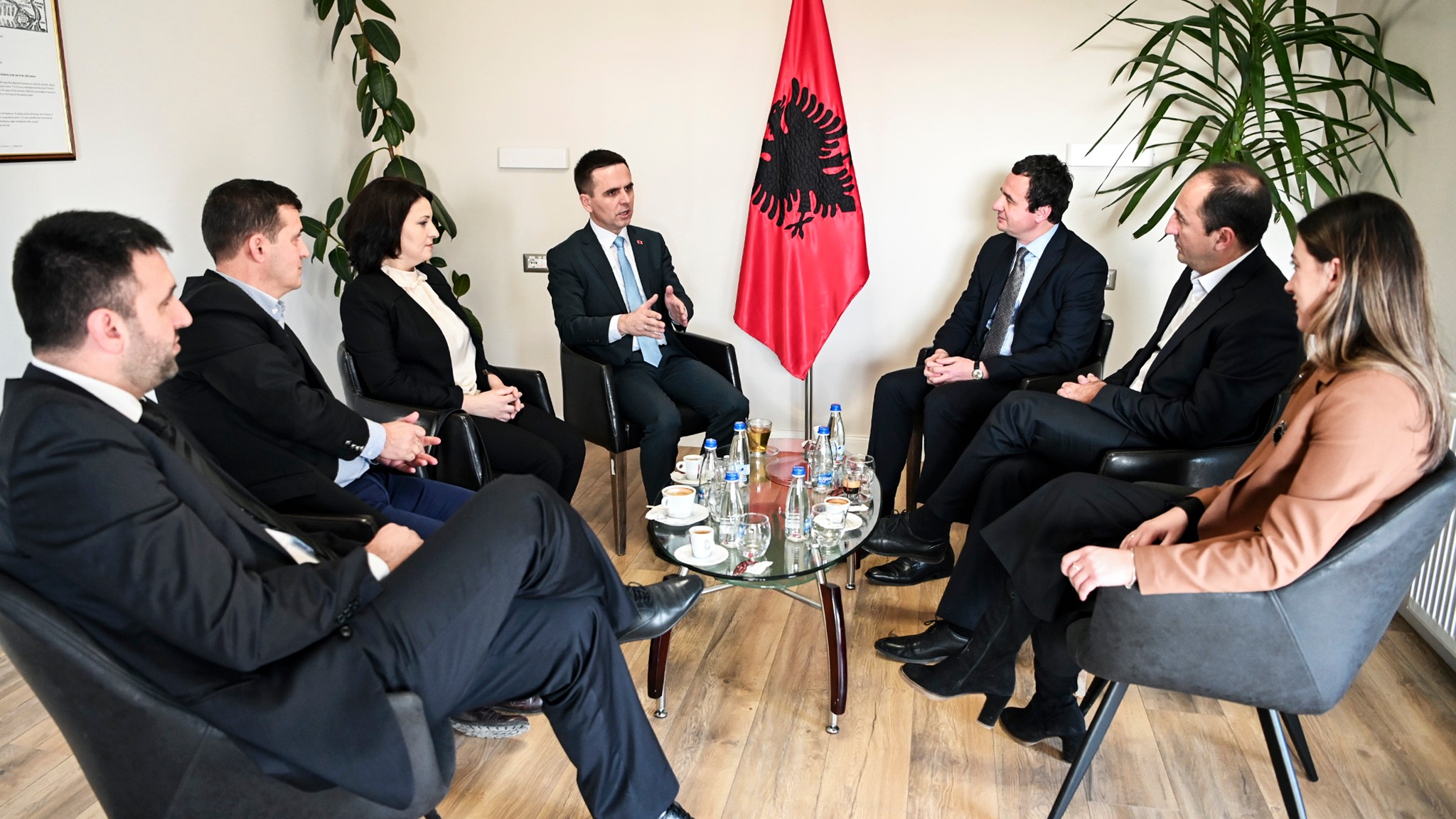 Kurti: Të respektohen të drejtat e shqiptarëve në Maqedoni