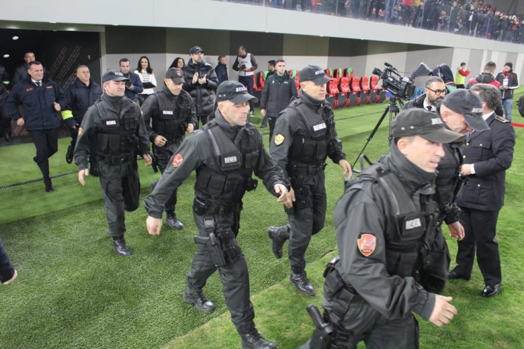Ushtarët dhe policët nderohen në “Air Albania Stadium”