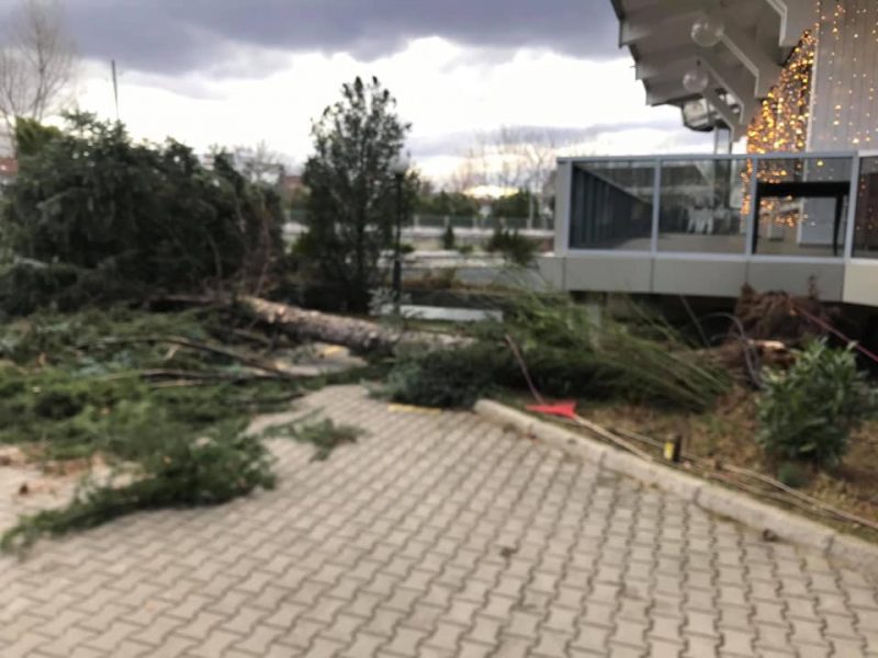 Erërat e forta e shkatërrojn Istogun