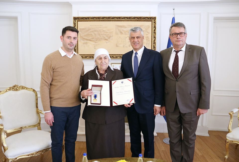 Hashim Thaçi dekoron pas vdekjes luftëtarin Hakif Rexha-Rimanishta