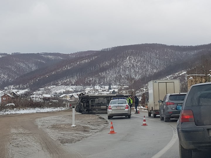 Rrokulliset automjeti në afërsi të liqenit të Badovcit