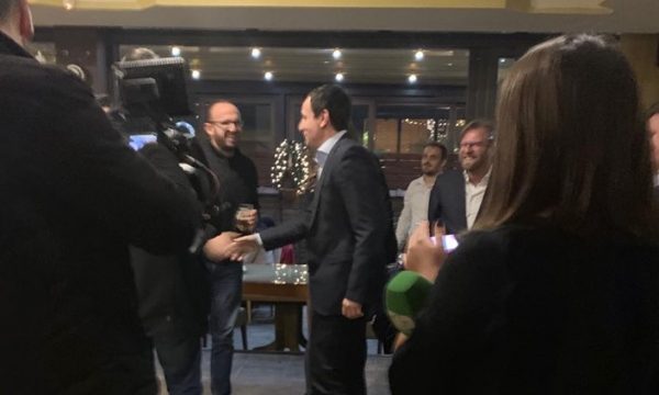 Kurti shfaqet në Prishtinë, i përgjigjet Thaçit