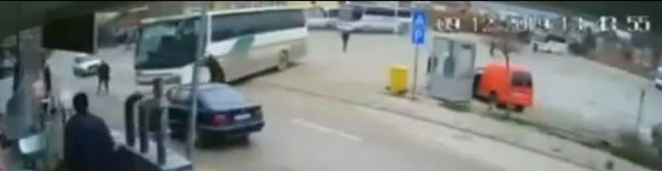 I mituri rrëmben autobusin në Skënderaj dhe shkakton aksident me tre të lënduar