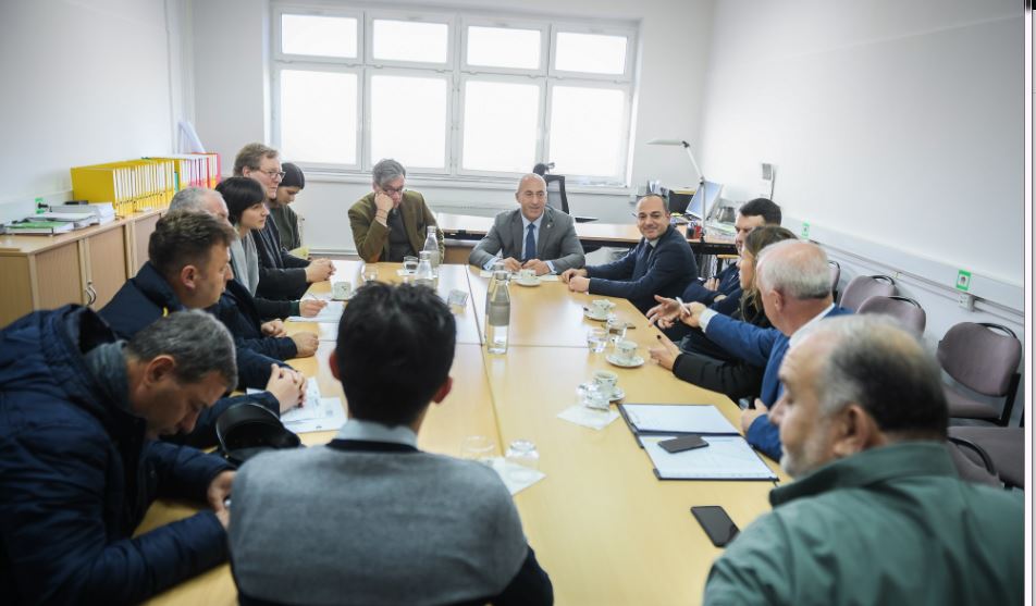 Haradinaj vizitoi sot të strehuarit nga Shqipëria në Parkun Inovativ