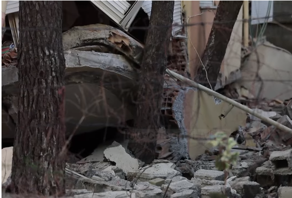 Ndërtesa e zhytur një kat ditën e tërmetit, kolonat i ishin bërë me 4 fije hekuri