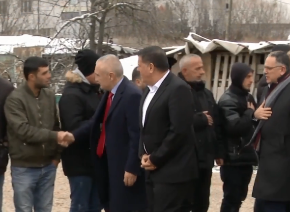 Meta viziton familjen Abazi që humbi dy djem nga tërmeti në Durrës