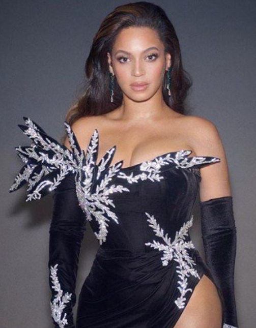 Beyonce, mahnitëse në fustanin e kreatorëve të njohur nga Kosova