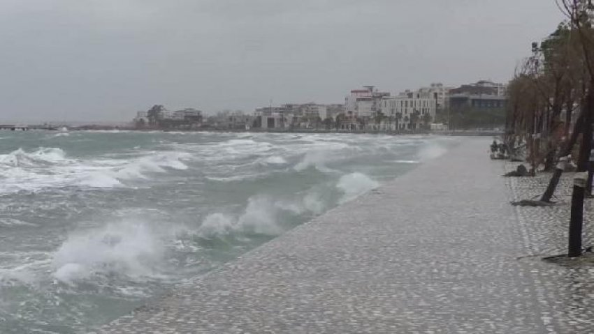 Moti i keq në Adriatik: Shtyhet lundrimi i tragetit Bari-Durrës, një tjetër mbërrin me vonesë