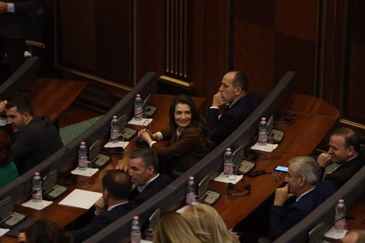 Deputetja Ariana Shoshi e quan hipokrit Kurtin, i thotë mos u frikso por dil matu