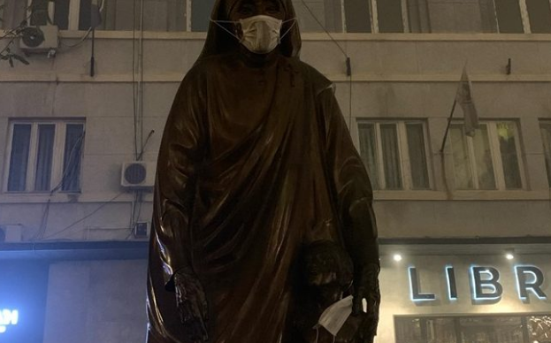 Ajri i ndotur: ”Nënë Tereza” e ”Ibrahim Rugova” me maska mbrojtëse (FOTO)