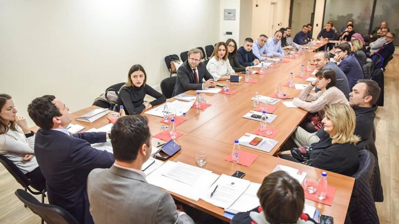 Kurti mbledh grupin e ri parlamentar të LVV-së, i njofton për bisedimet me LDK-në