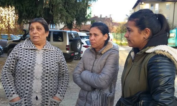 Familja rome nga Durrësi që nuk u pranua askund strehohet në Pejë